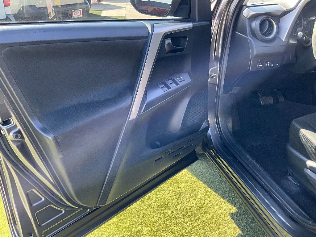 Used 2017 Toyota RAV4 LE image 10