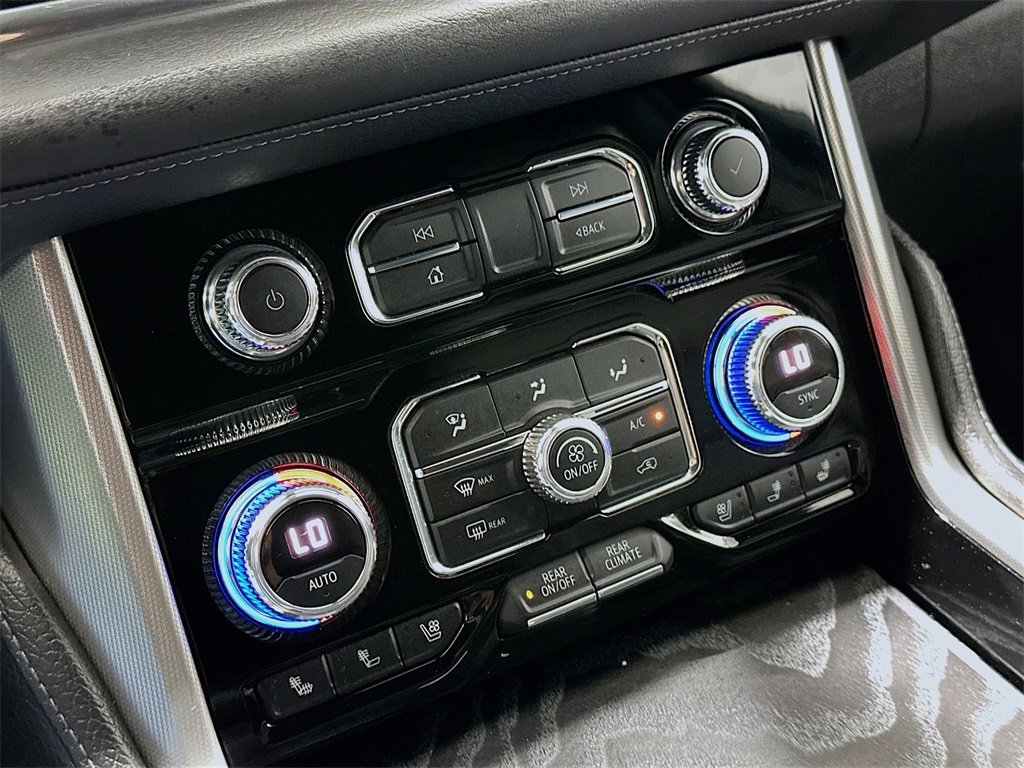 Used 2022 GMC Yukon XL Denali image 16