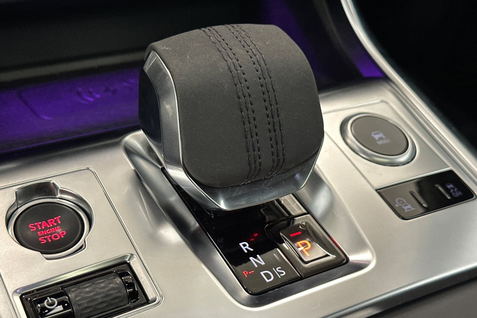 Used 2022 Jaguar XF R-Dynamic SE image 24