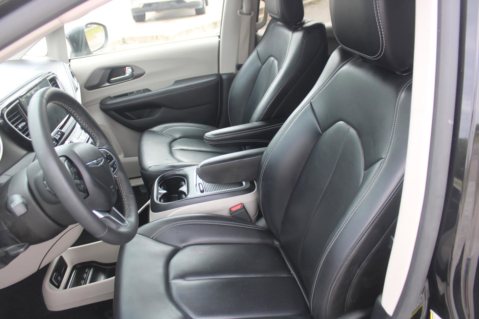Used 2023 Chrysler Pacifica Touring-L image 9
