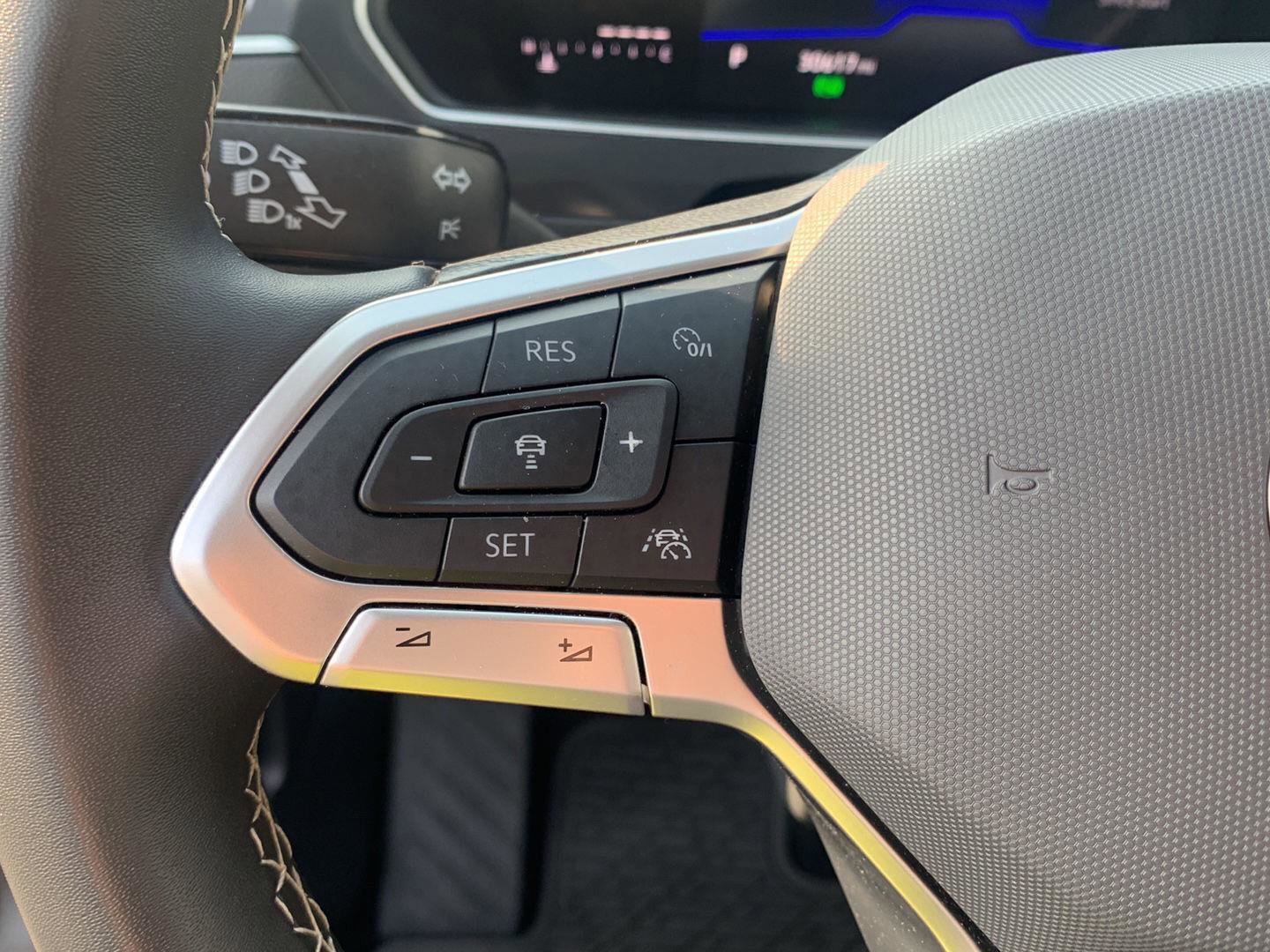 Used 2024 Volkswagen Tiguan SE w/ Panoramic Sunroof Package image 19