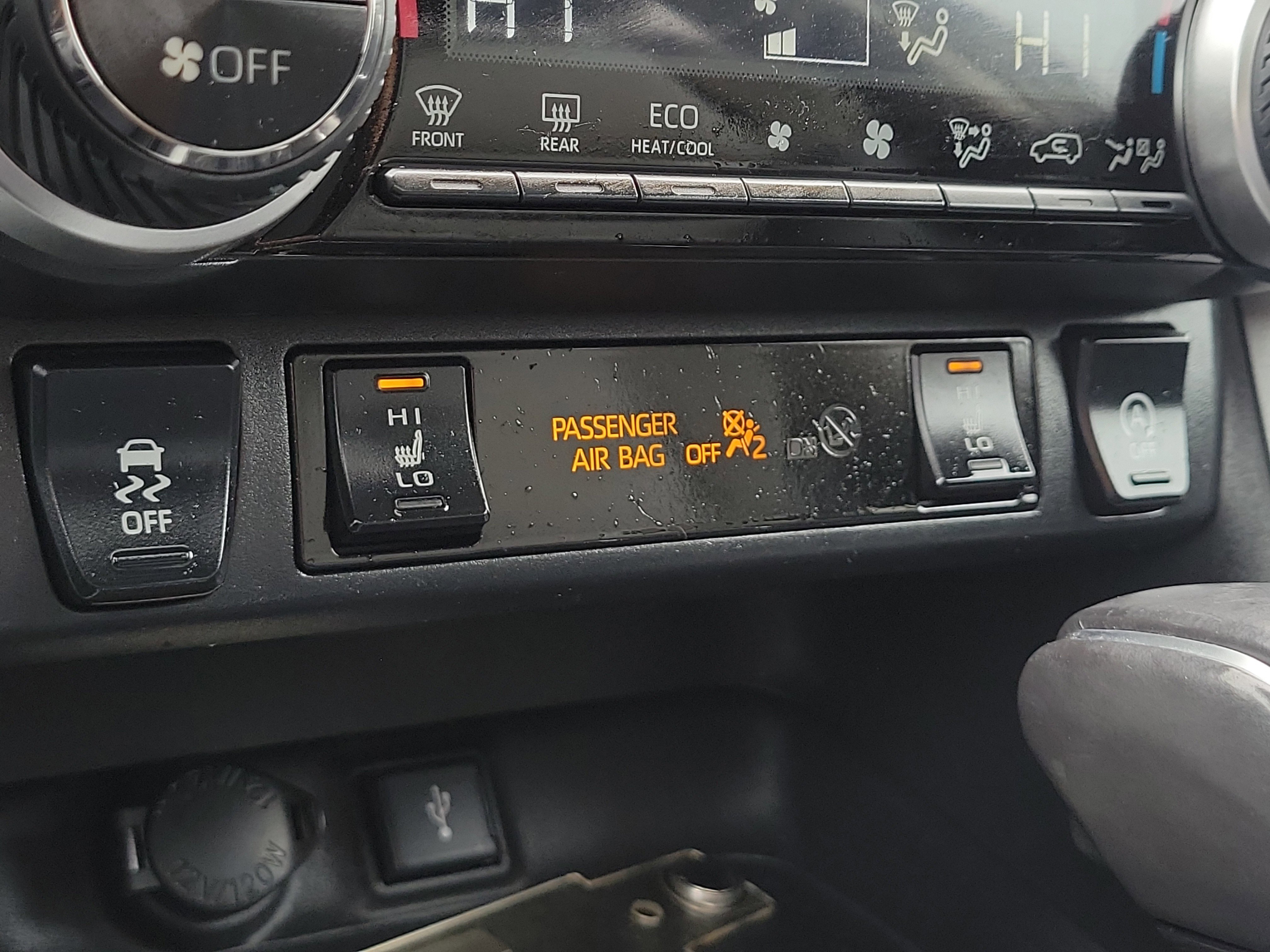 Used 2020 Toyota RAV4 XLE Premium image 32