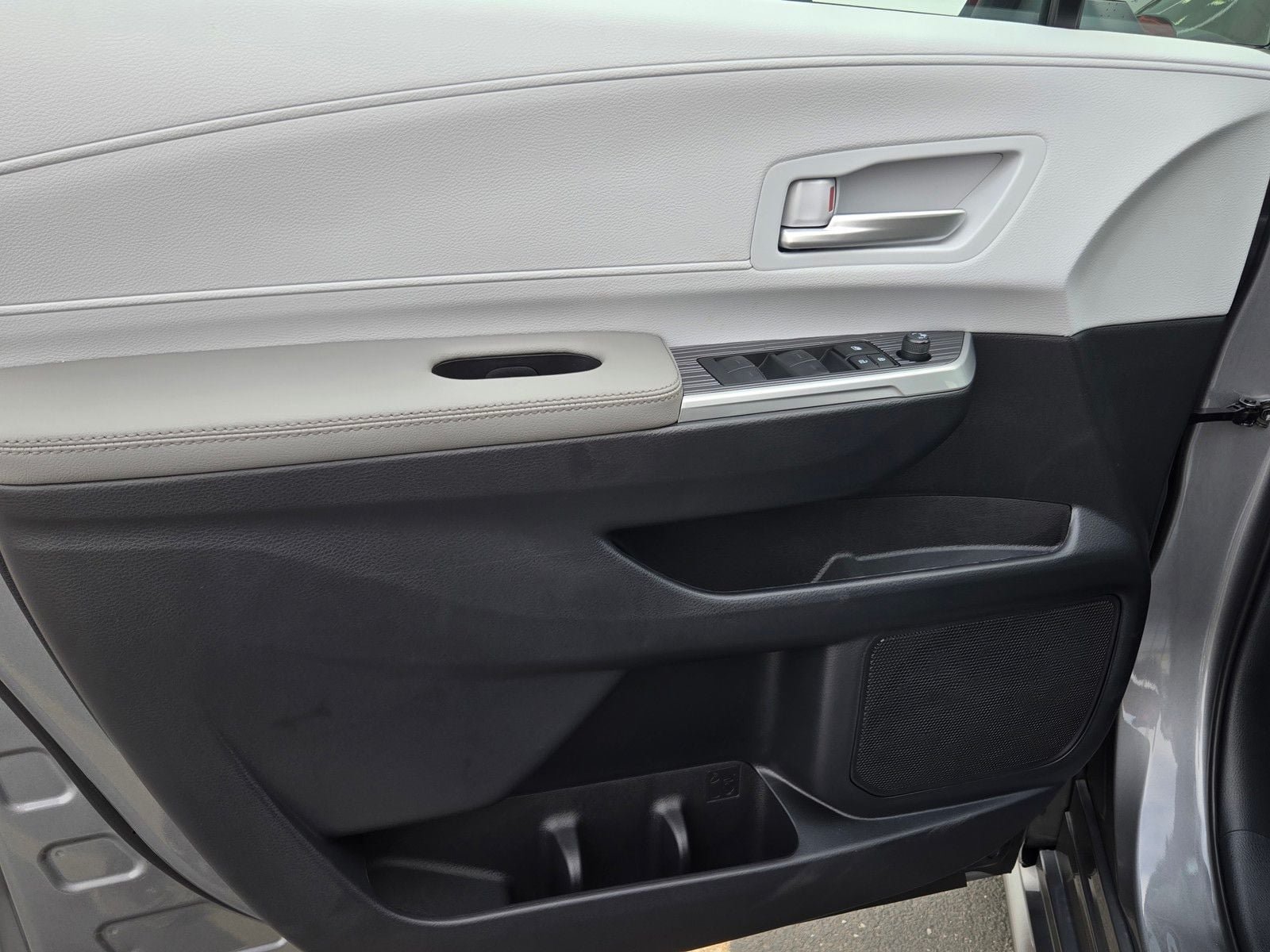 Used 2026 Toyota Sienna XLE FWD image 9