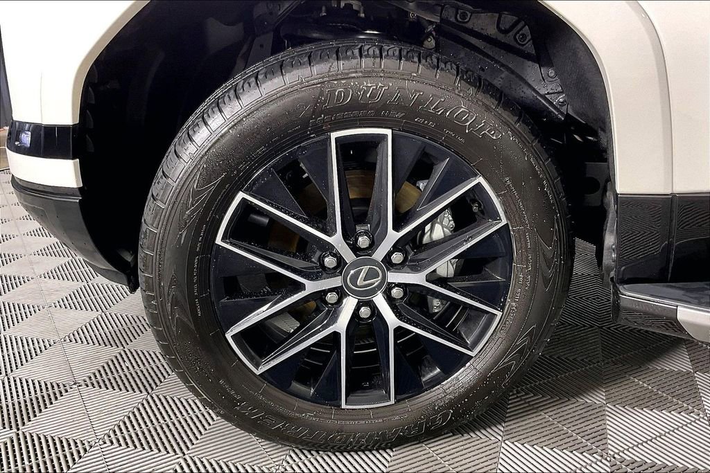 Used 2025 Lexus GX 550 image 10