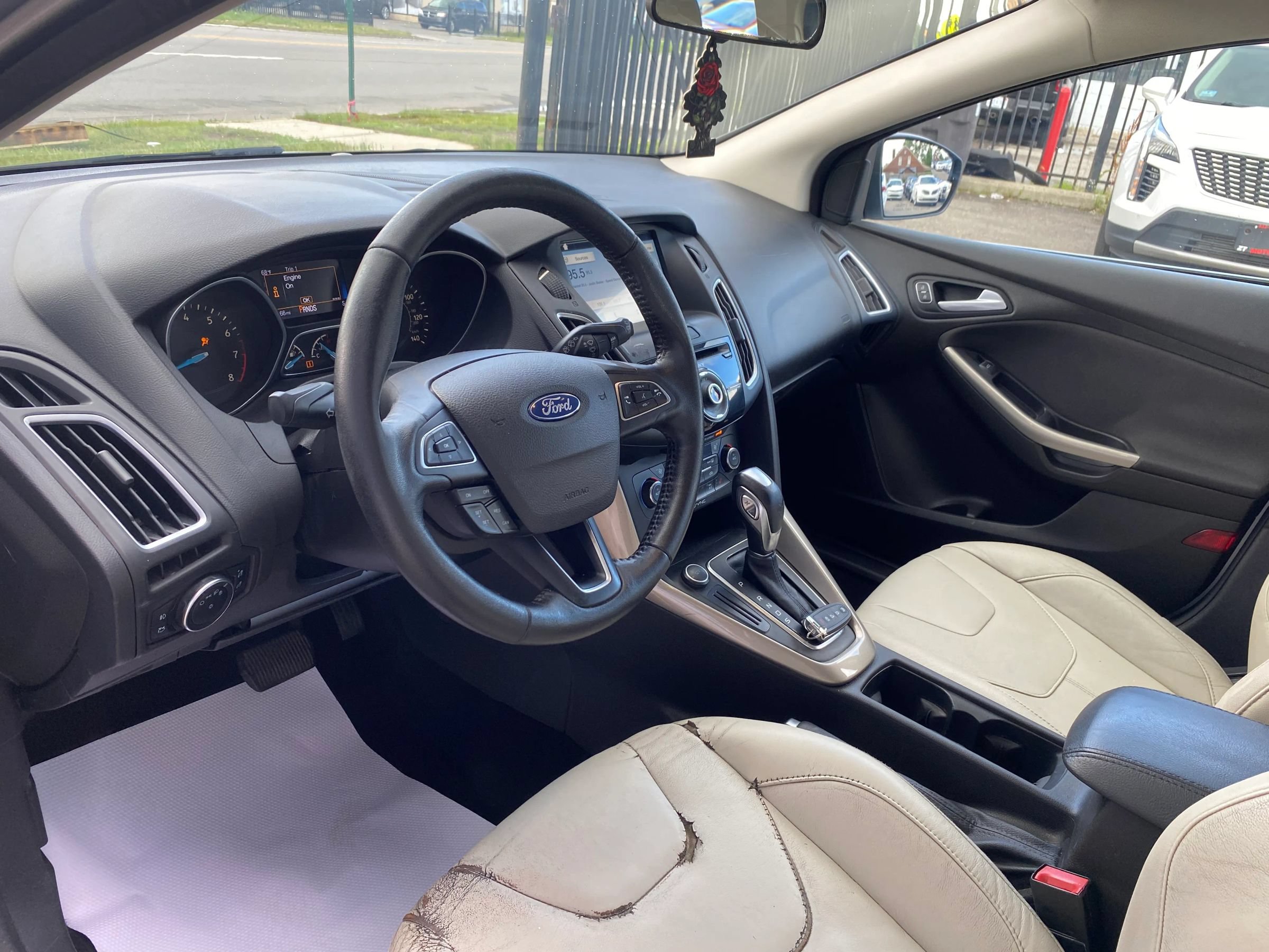 Used 2016 Ford Focus Titanium FWD image 3