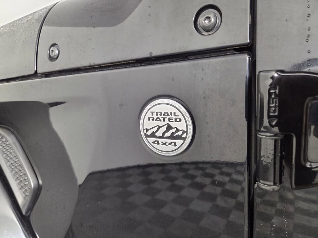 Used 2018 Jeep Wrangler Unlimited Sahara w/ Safety Group image 10