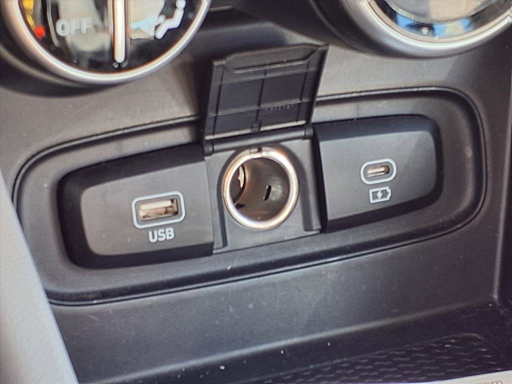 Used 2025 Hyundai Venue SEL image 8