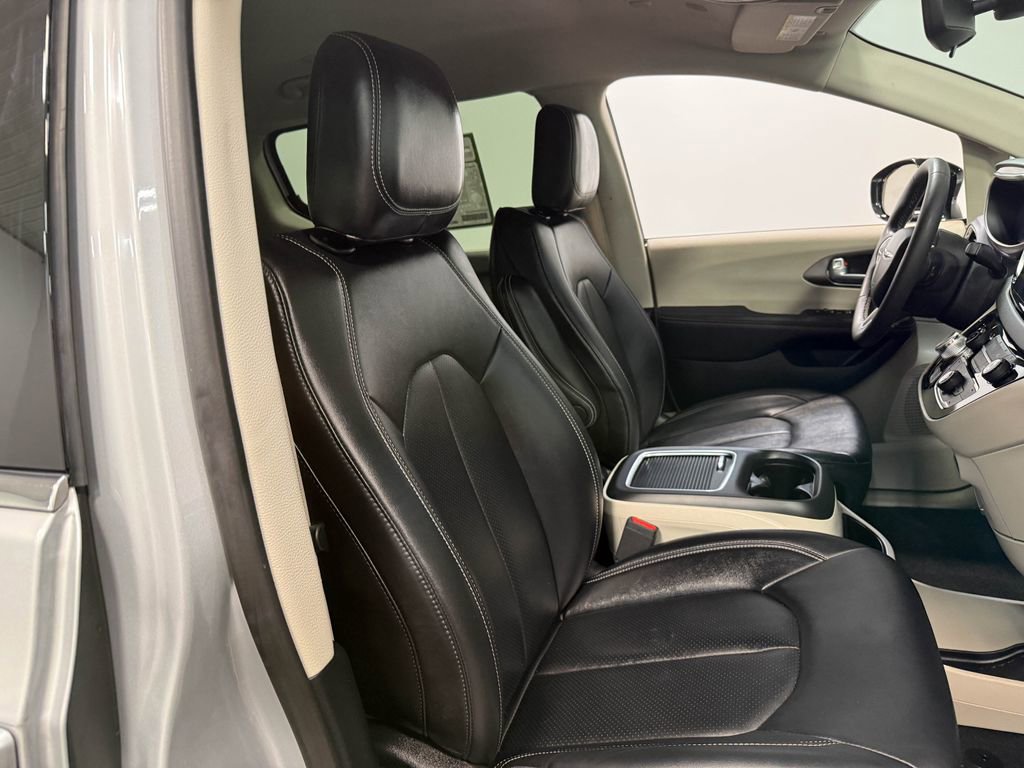 Used 2024 Chrysler Pacifica Touring-L image 64