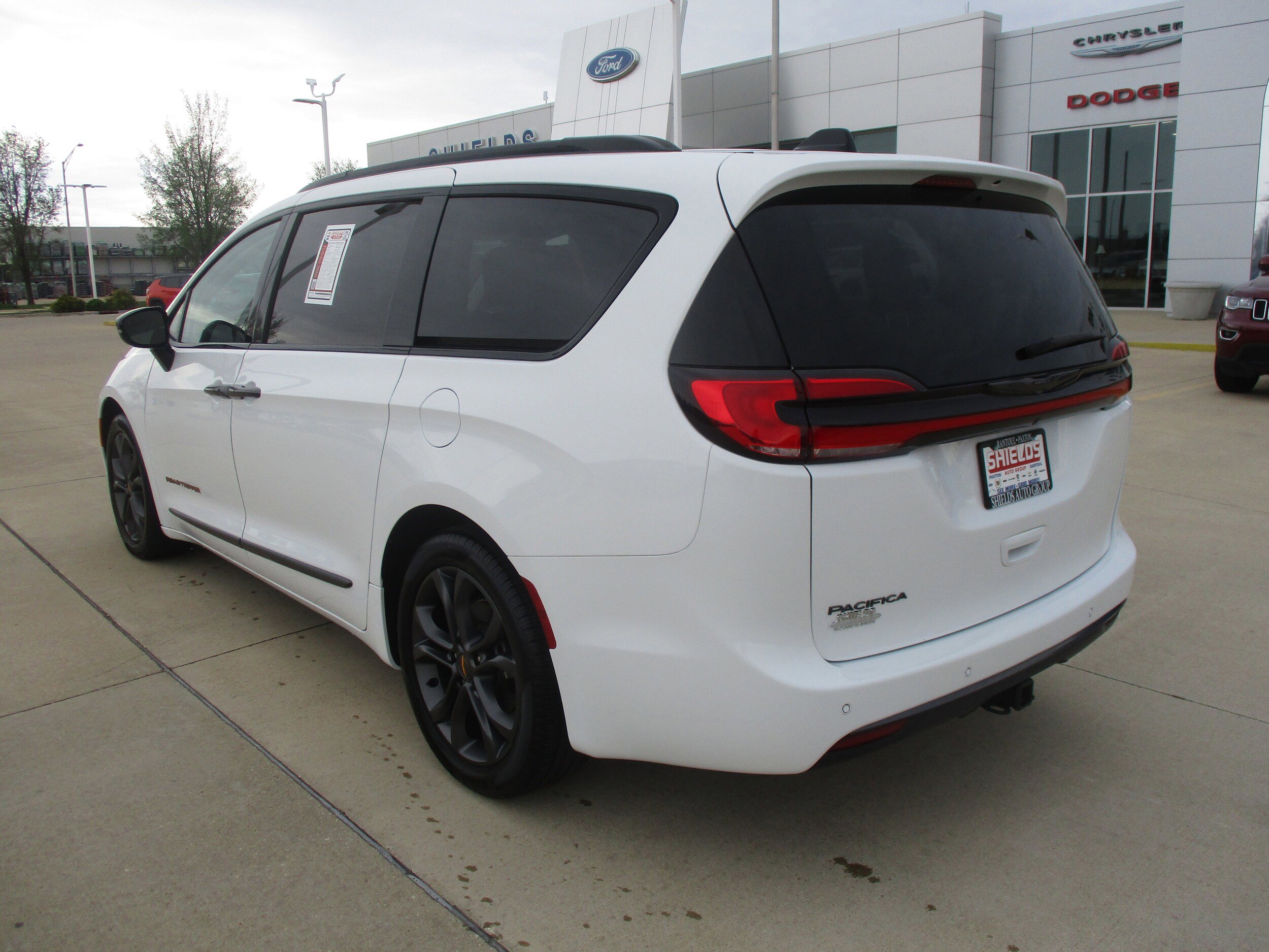 Used 2024 Chrysler Pacifica Touring-L w/ Road Tripper Package FWD image 4