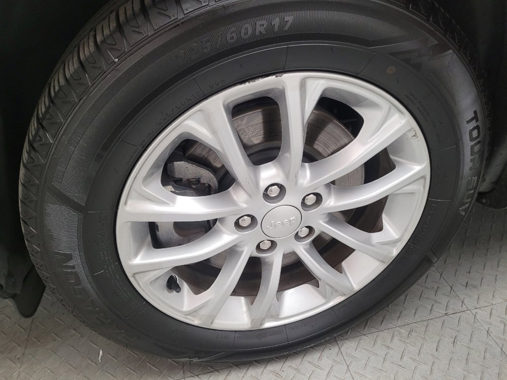Used 2019 Jeep Cherokee Latitude w/ Popular Appearance Group FWD image 31