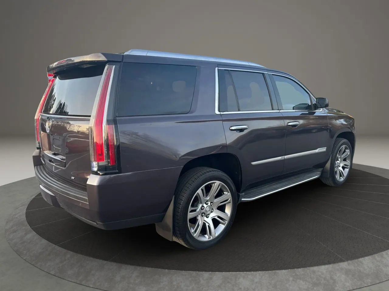 Used 2015 Cadillac Escalade Luxury image 4