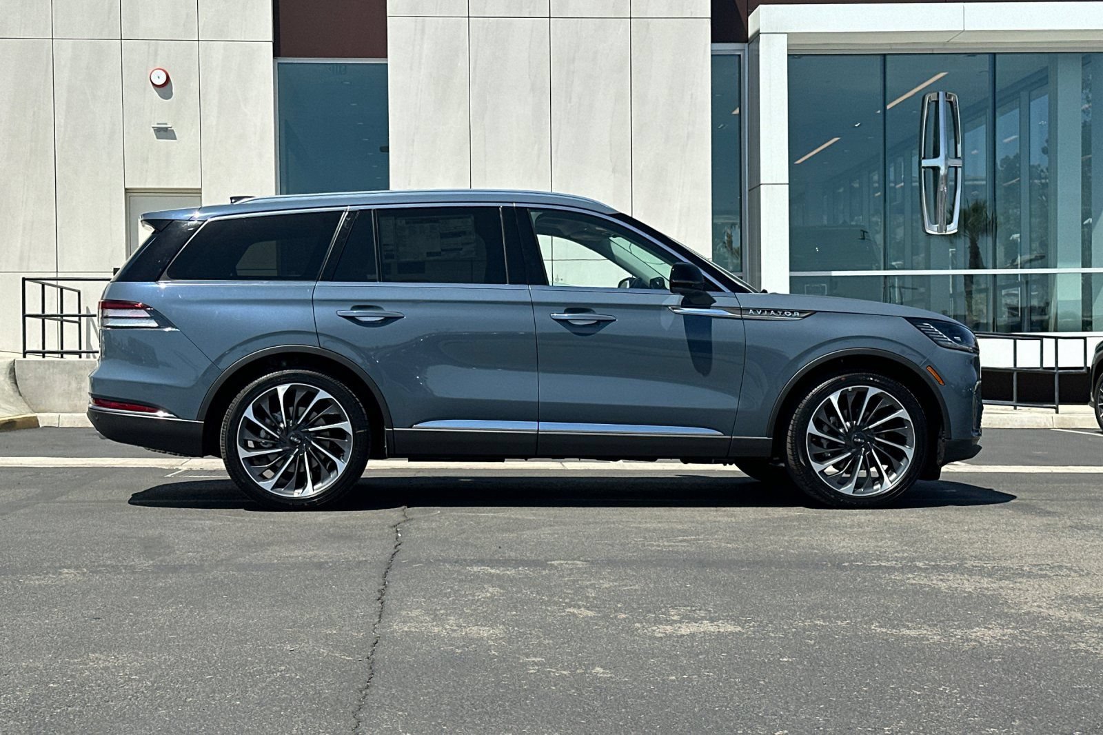 New 2026 Lincoln Aviator Reserve w/ Luxury Package RWD image 2