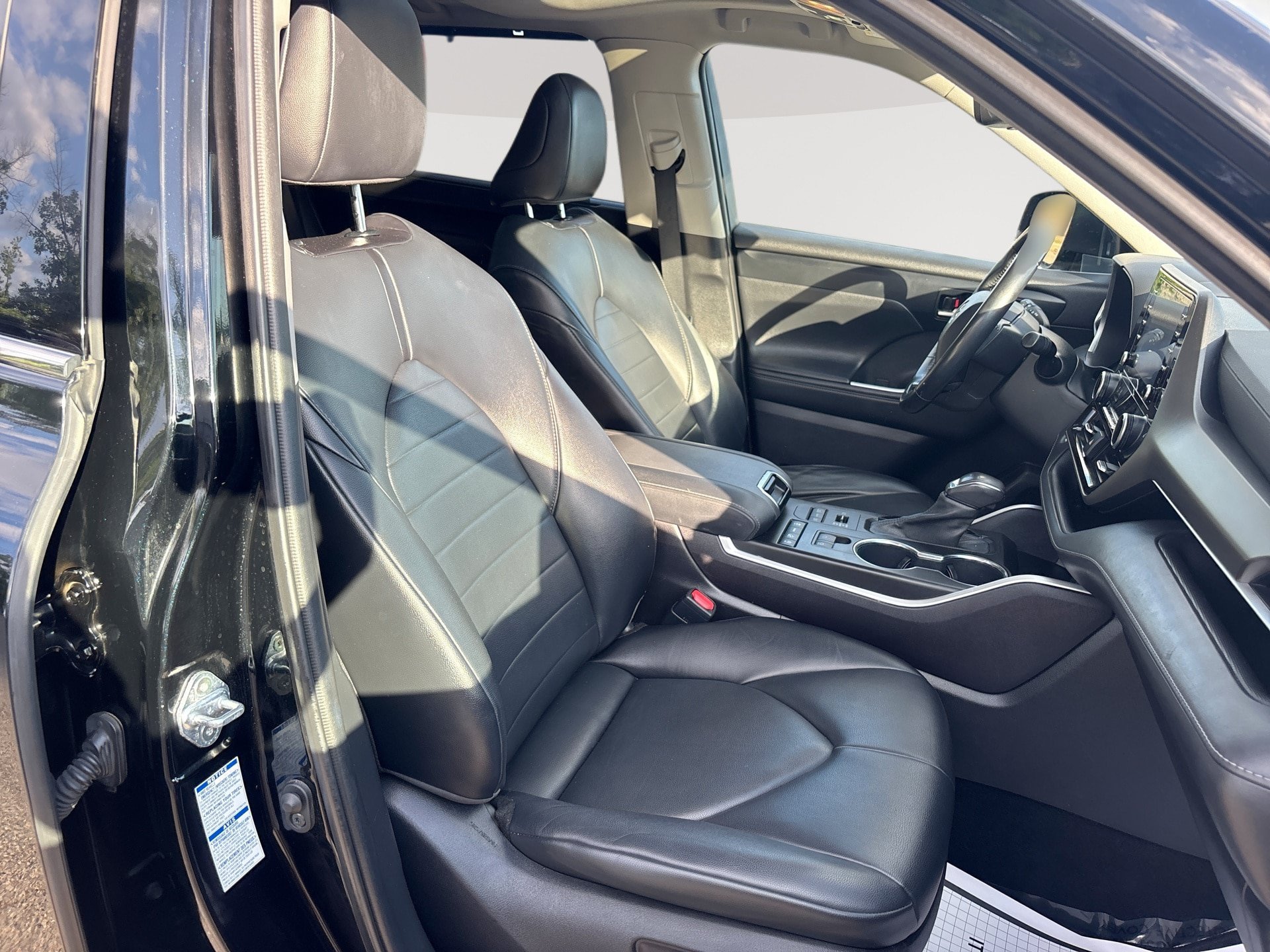Used 2021 Toyota Highlander XLE AWD/4WD image 28