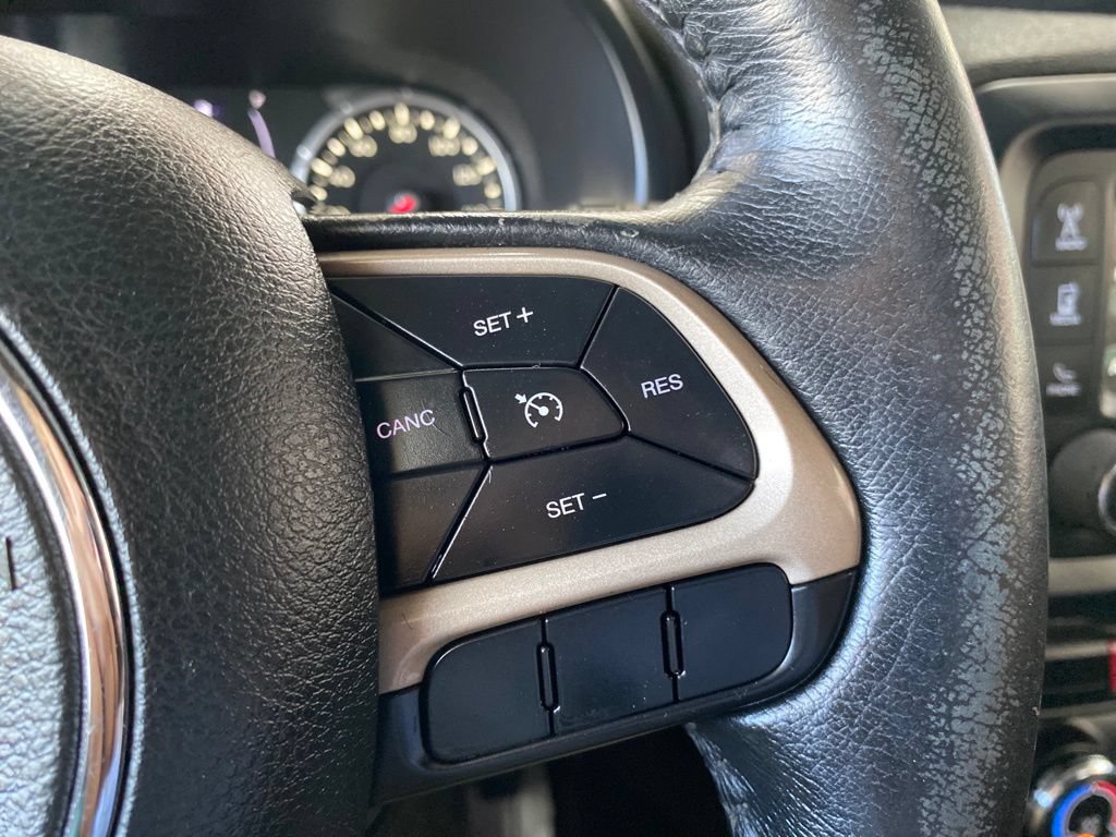 Used 2017 Jeep Renegade Latitude FWD image 19