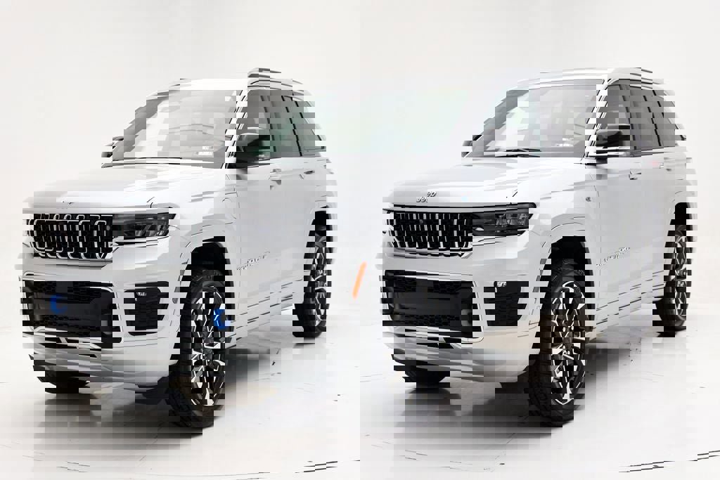 Used 2023 Jeep Grand Cherokee Overland w/ Advanced Protech Group III AWD/4WD image 2