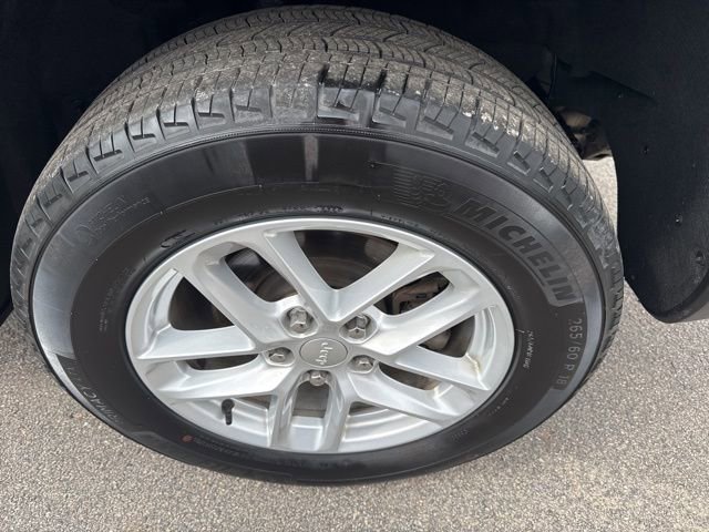 Used 2023 Jeep Grand Cherokee Laredo X image 42