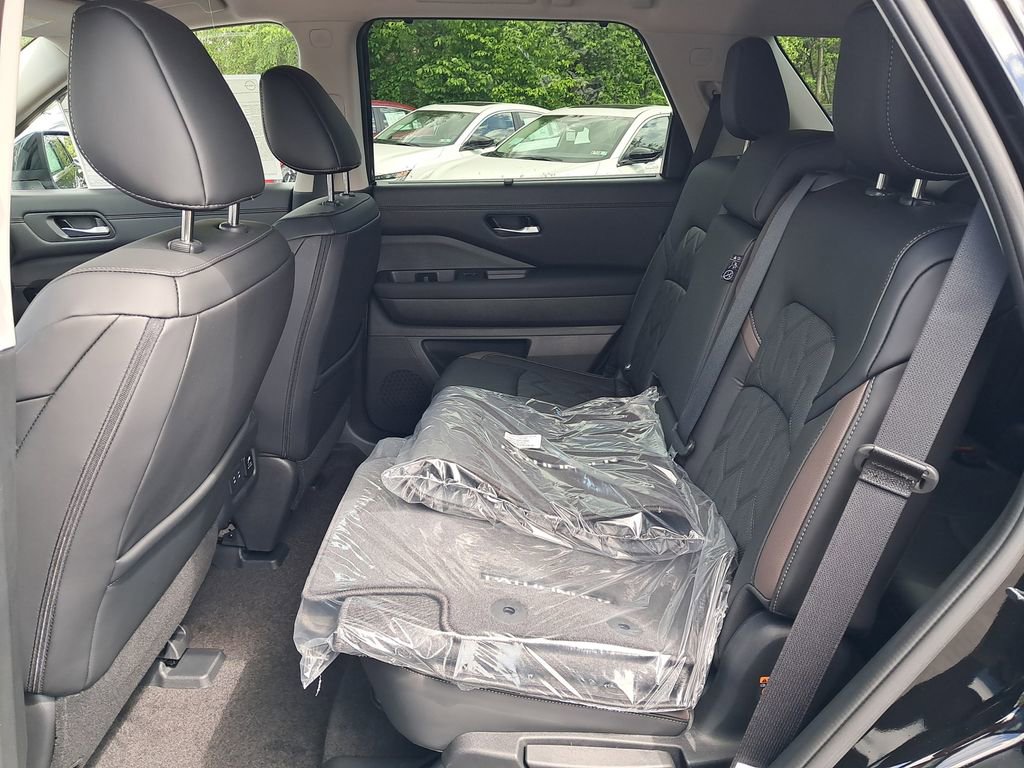 New 2026 Nissan Pathfinder Platinum w/ Cargo Package AWD/4WD image 26
