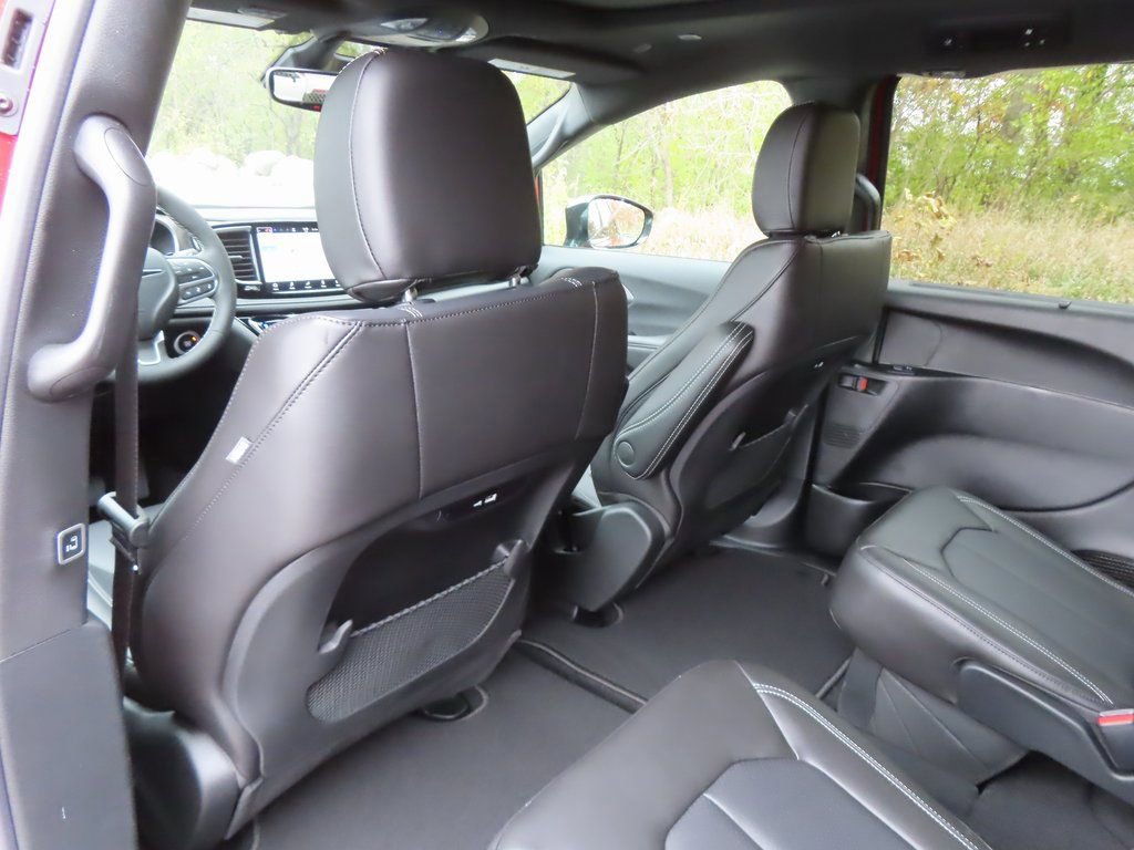 New 2026 Chrysler Pacifica Select image 21