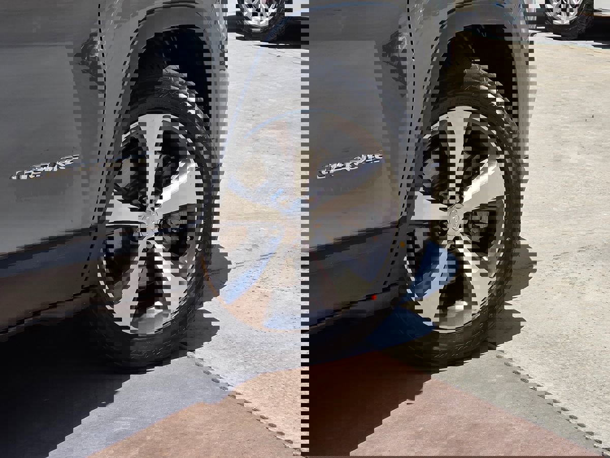 Used 2020 Jeep Cherokee Limited image 15