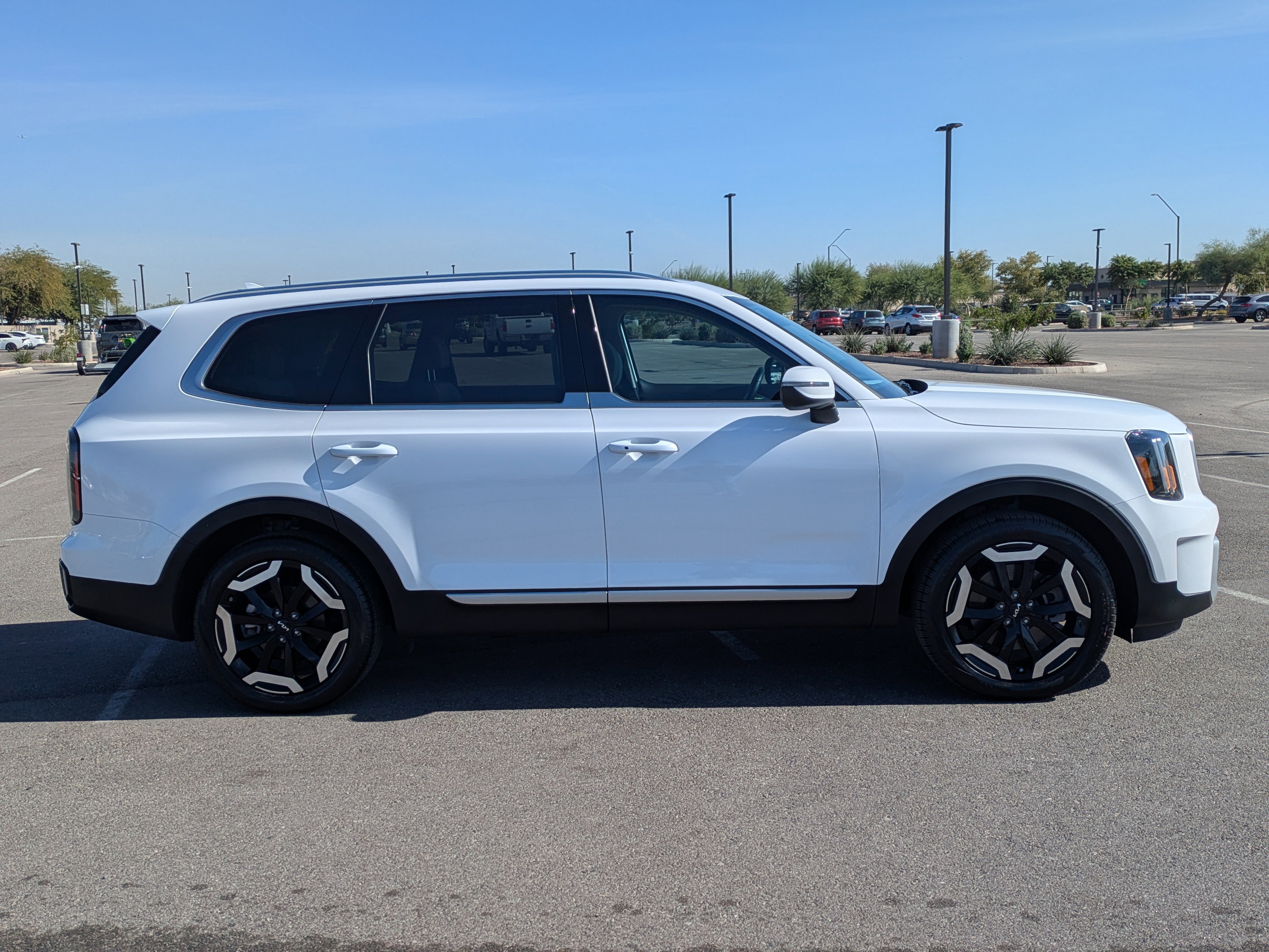 Used 2024 Kia Telluride EX w/ EX Captain's Chair Package image 6