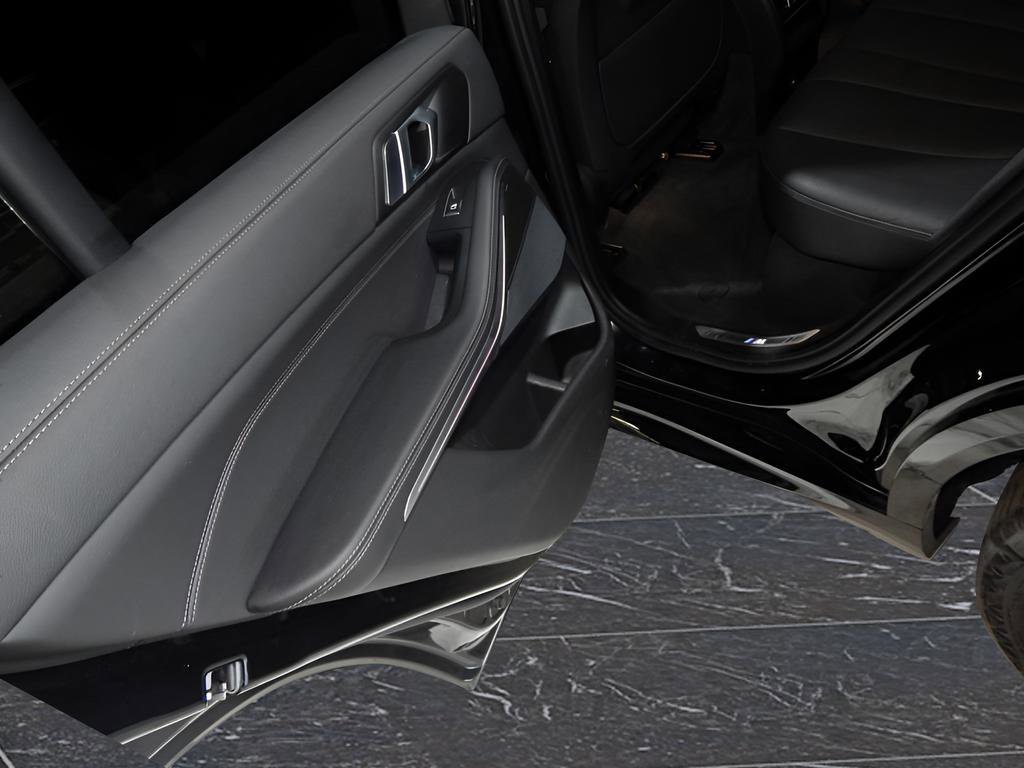 Used 2022 BMW X5 xDrive40i w/ M Sport Package image 32
