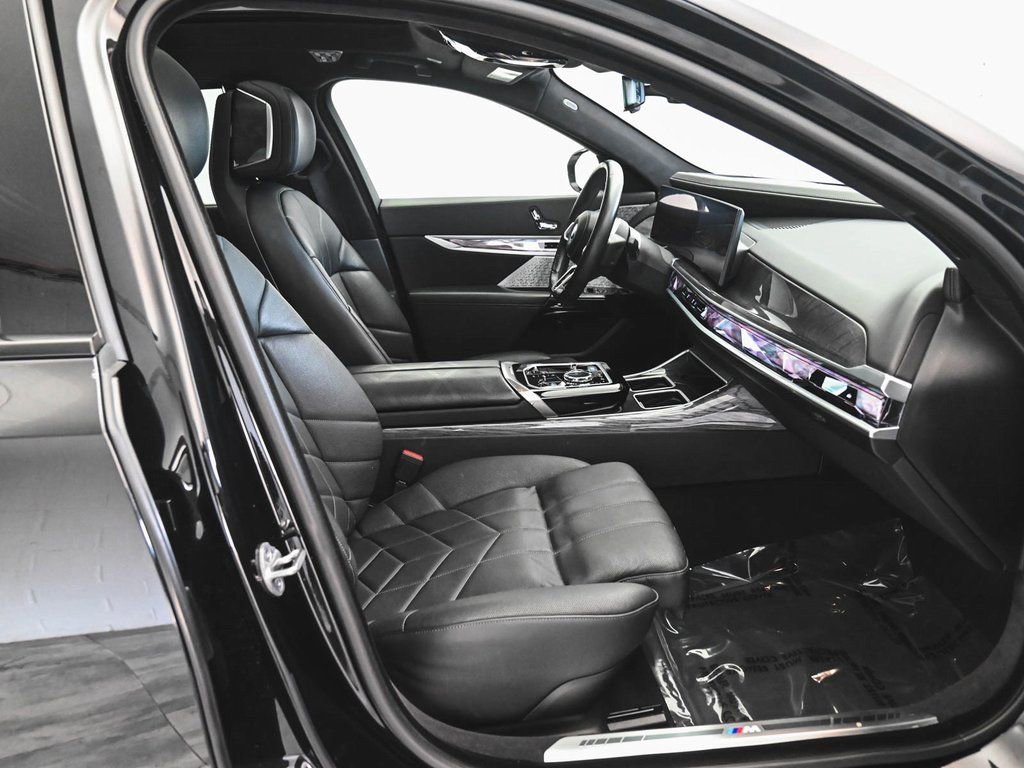 Used 2023 BMW i7 xDrive60 w/ Executive Package 2 image 40