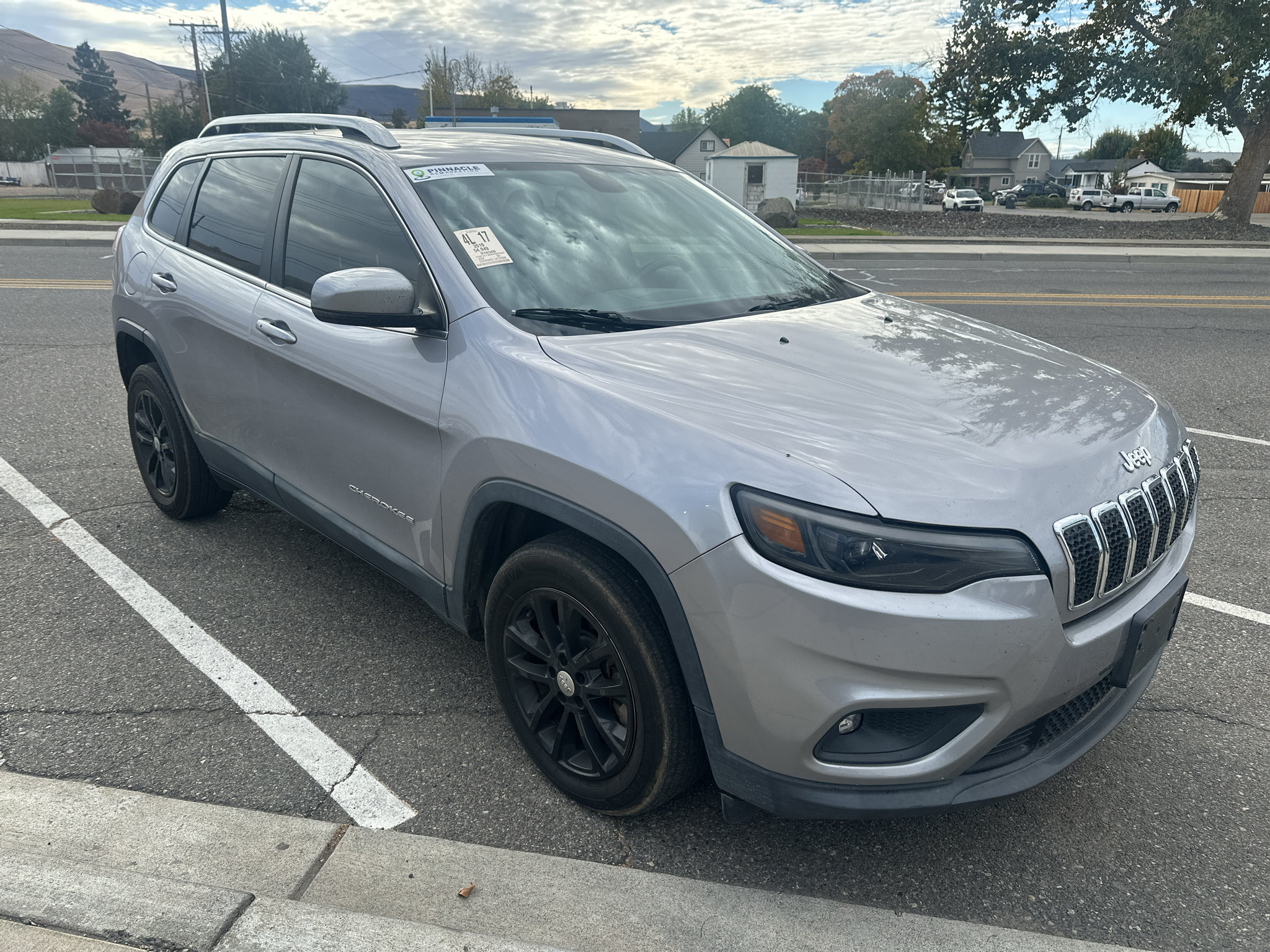 Used 2019 Jeep Cherokee Latitude Plus FWD image 2