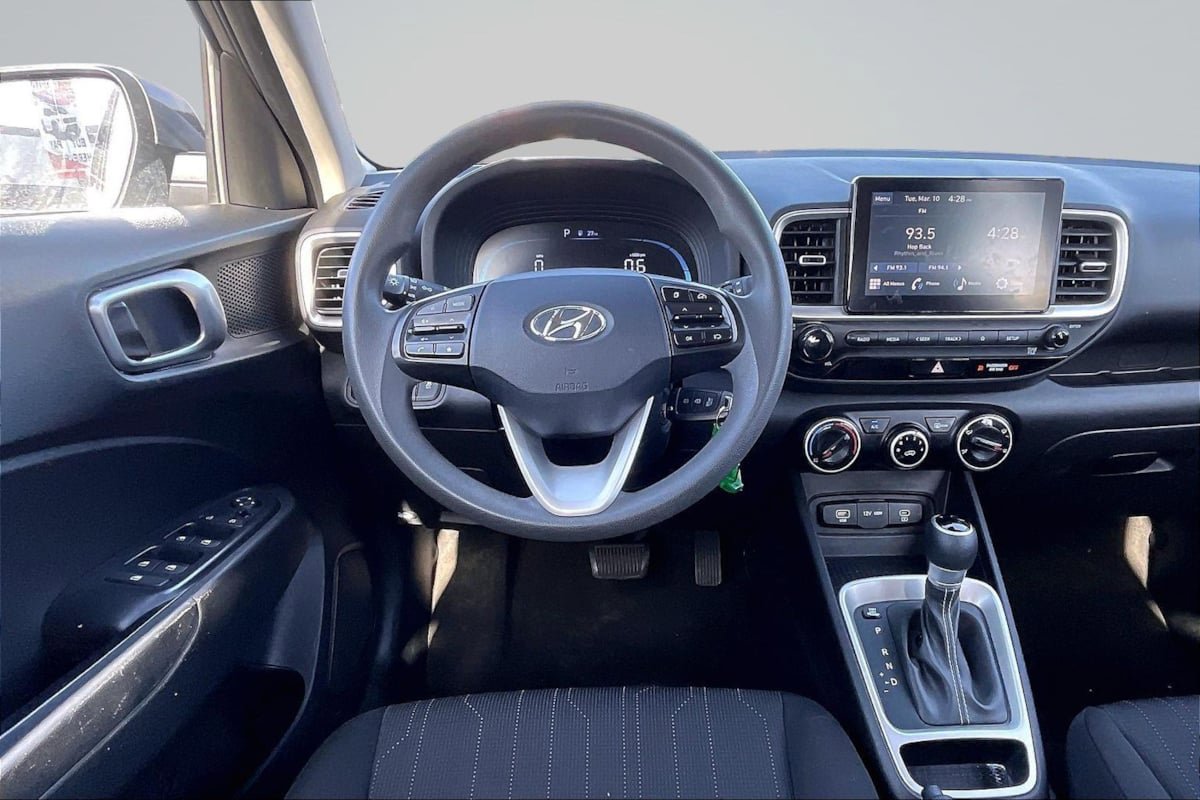 Used 2024 Hyundai Venue SE FWD image 5