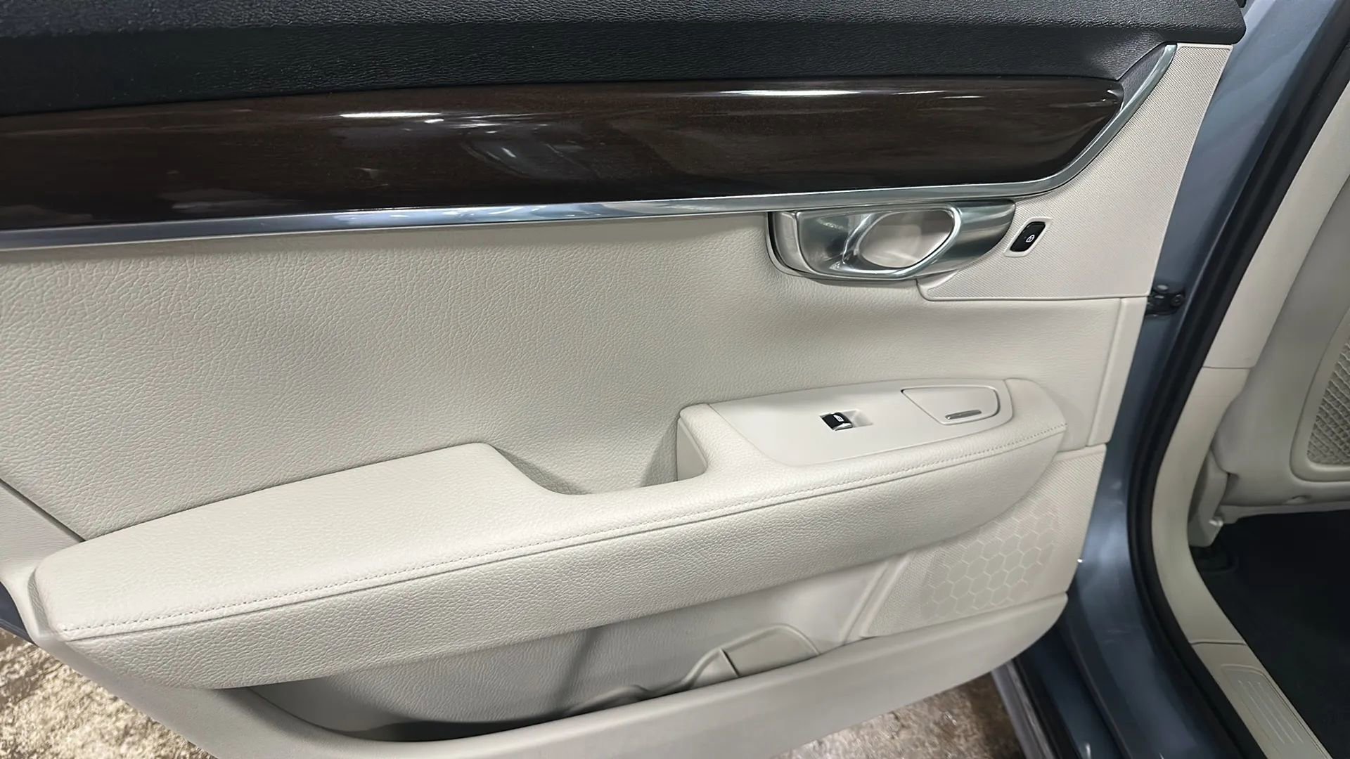 Used 2020 Volvo S90 T6 Momentum image 12