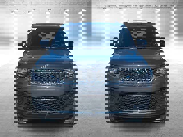 Used 2025 Jeep Grand Cherokee Laredo image 3