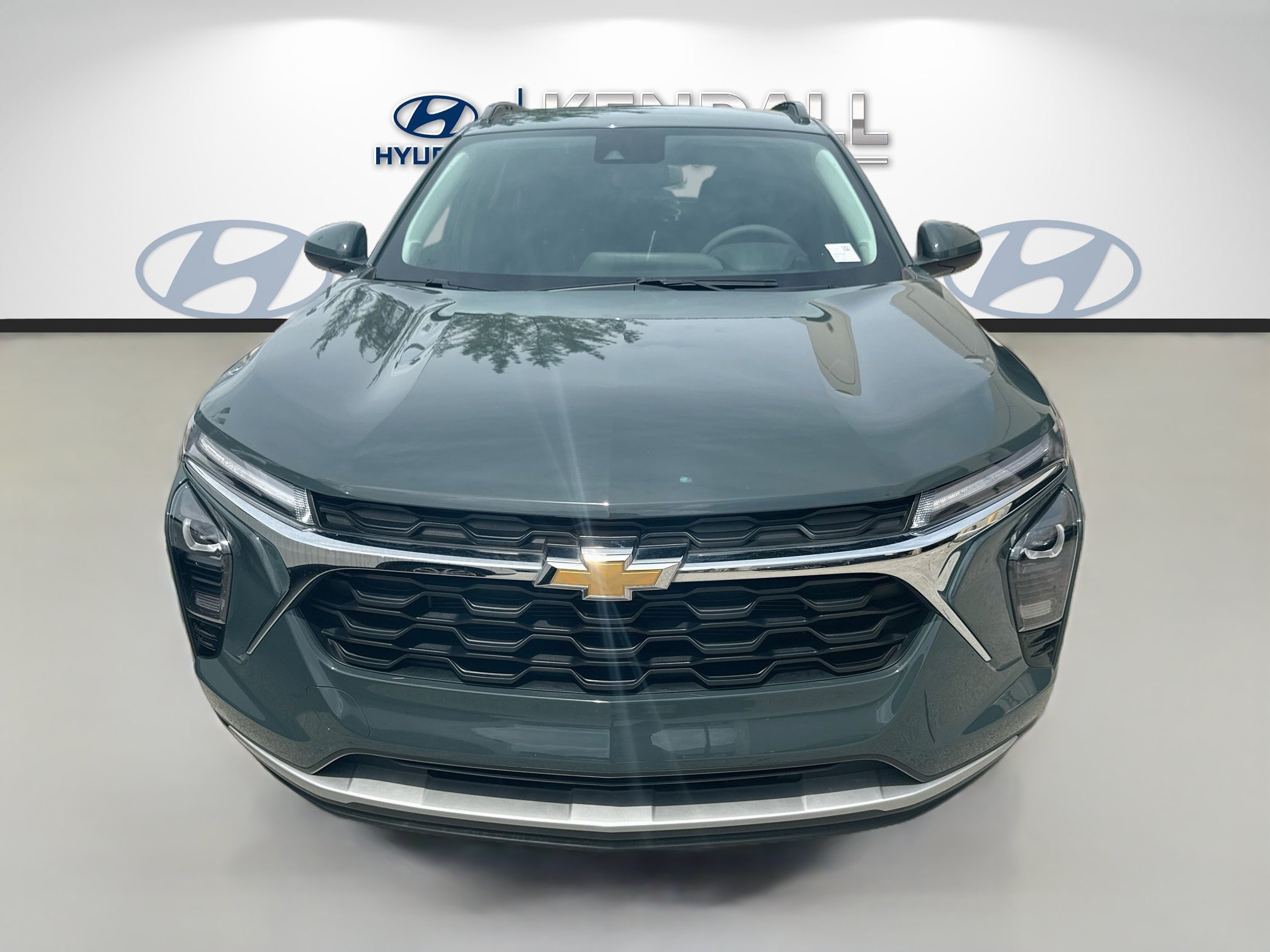 Used 2025 Chevrolet Trax LT FWD image 2