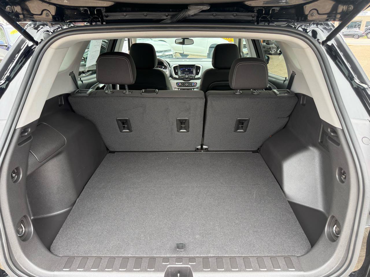 Used 2024 GMC Terrain SLE w/ Driver Convenience Package FWD image 16
