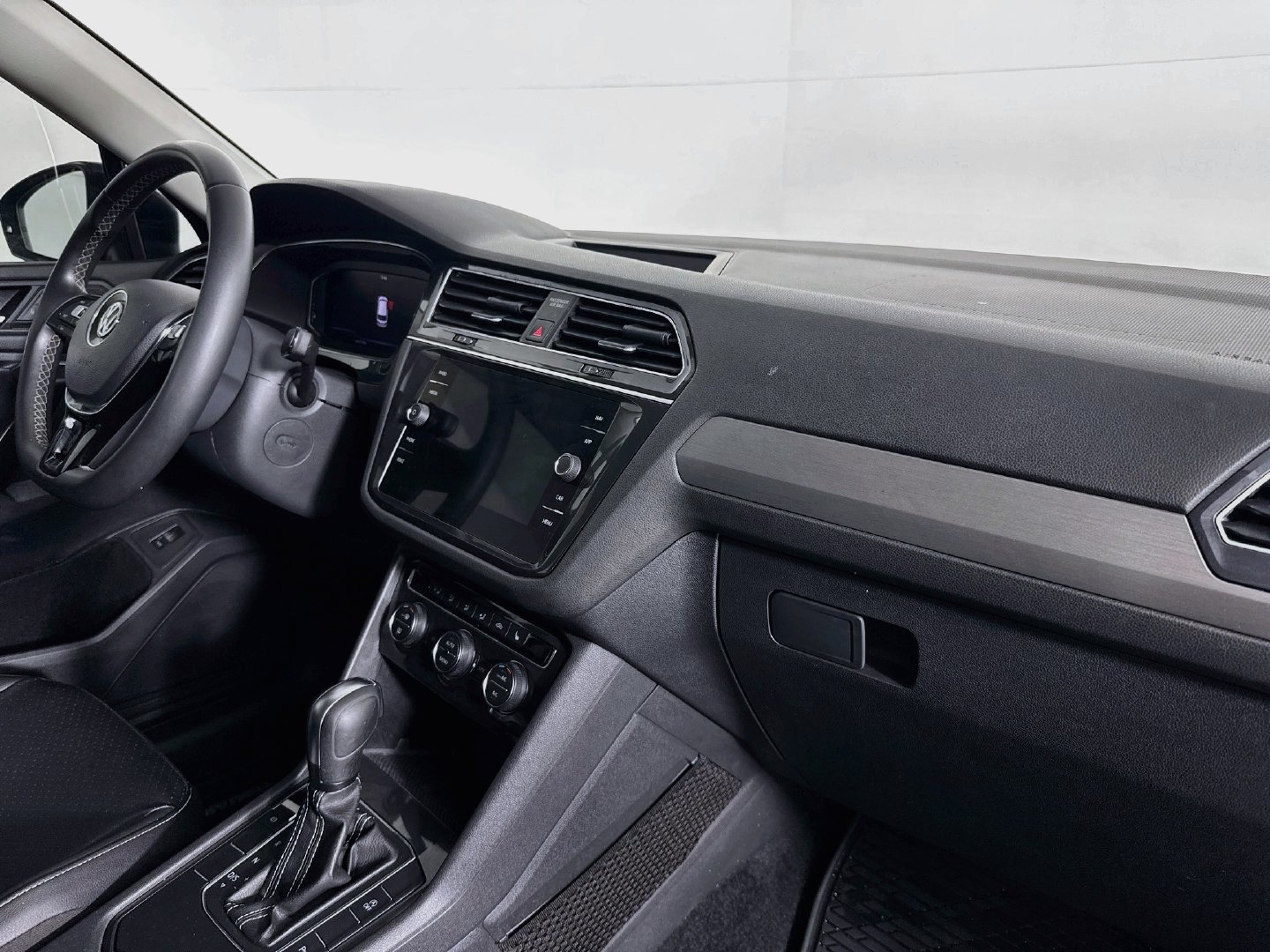 Used 2021 Volkswagen Tiguan SEL FWD image 27
