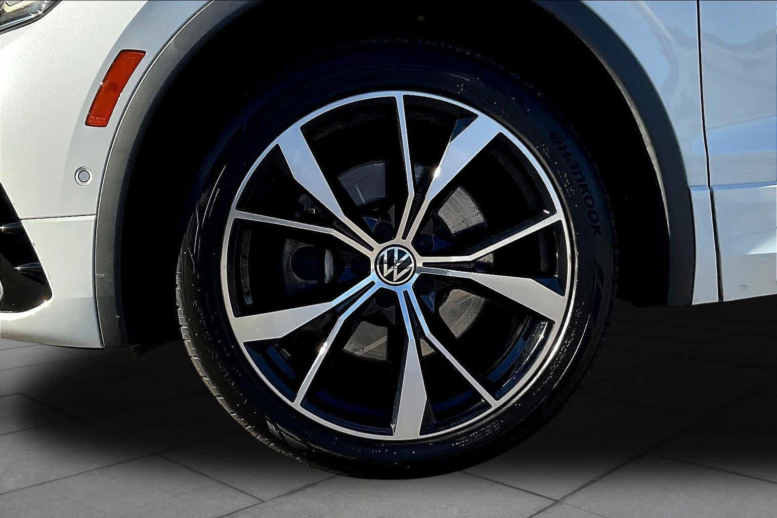 Used 2022 Volkswagen Tiguan SEL R-Line AWD/4WD image 11