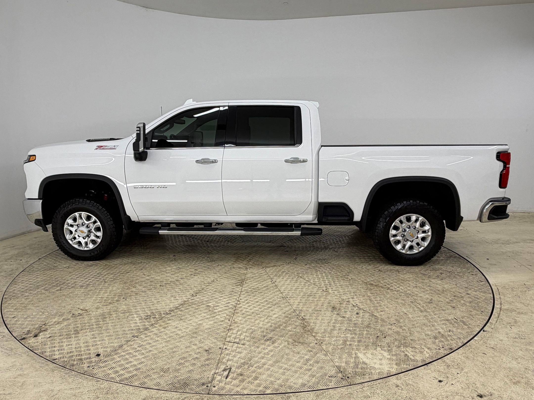 Used 2024 Chevrolet Silverado 2500 LTZ w/ LTZ Plus Package image 2