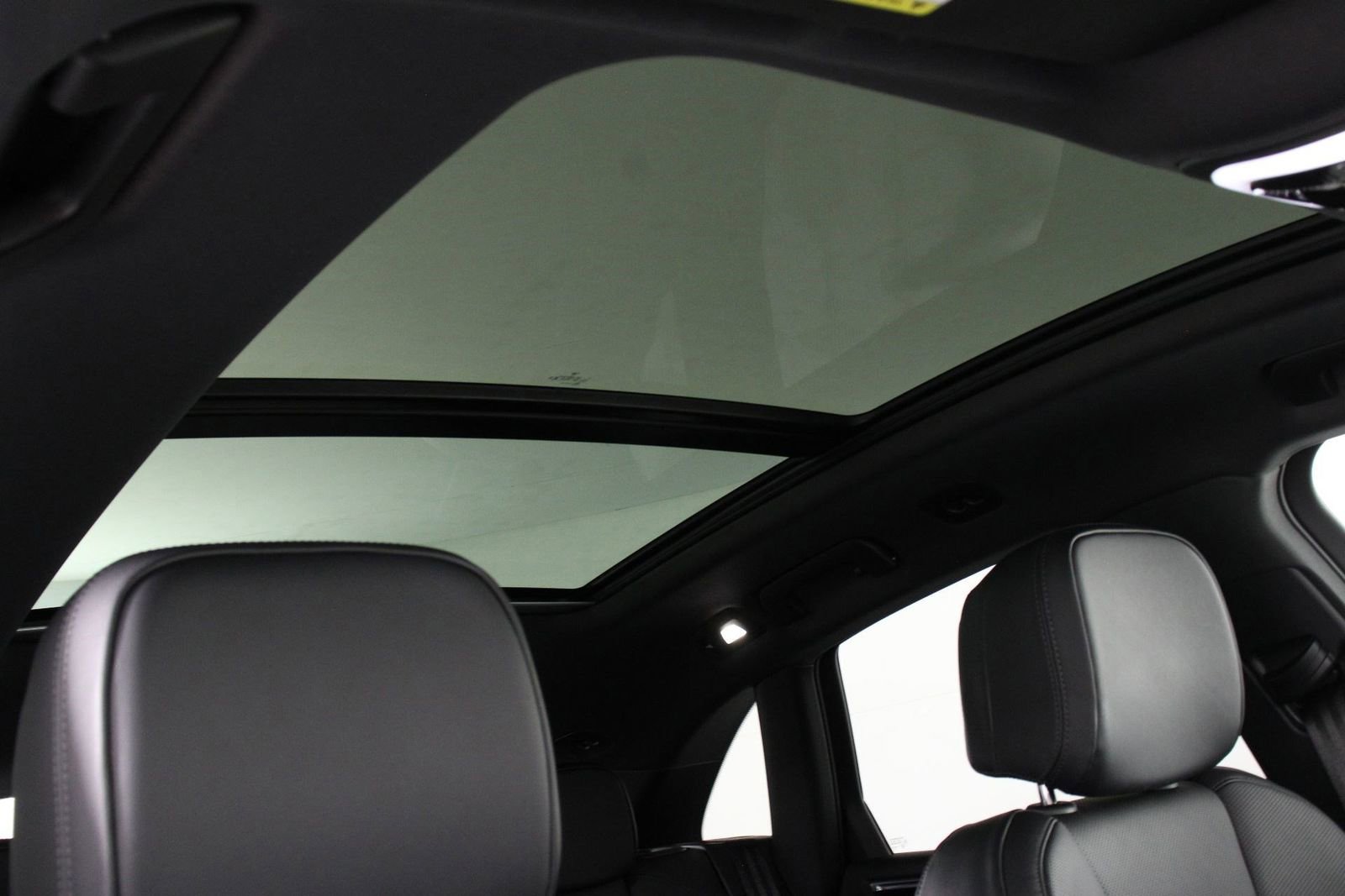 Certified 2025 Porsche Macan image 25