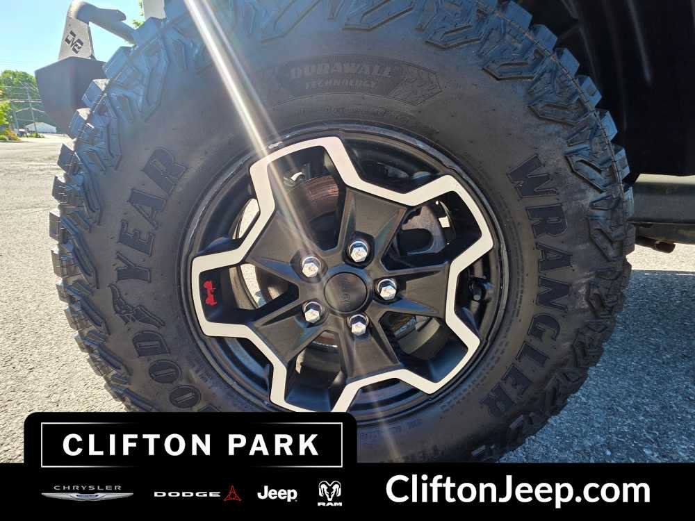 Used 2023 Jeep Gladiator Rubicon w/ Cold Weather Group AWD/4WD image 29