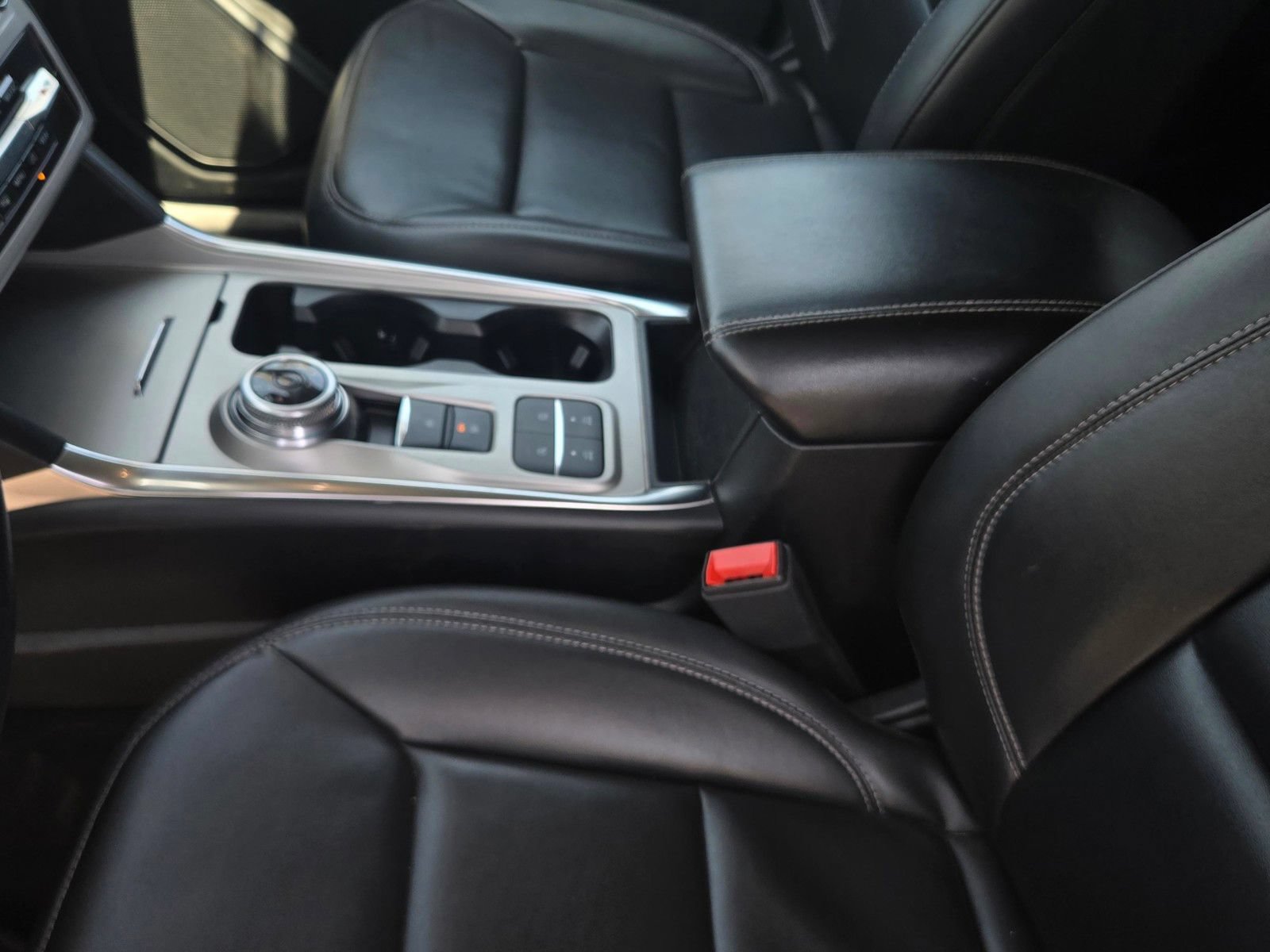 Used 2023 Ford Explorer XLT w/ Equipment Group 202A RWD image 14
