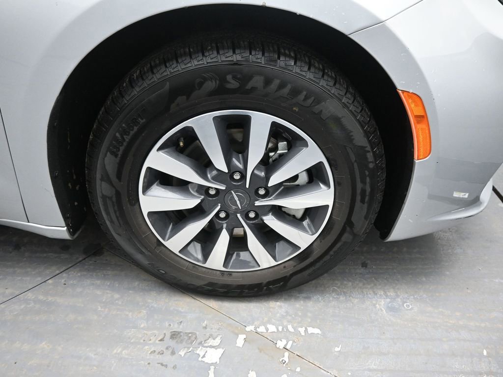 Used 2024 Chrysler Pacifica Select image 18