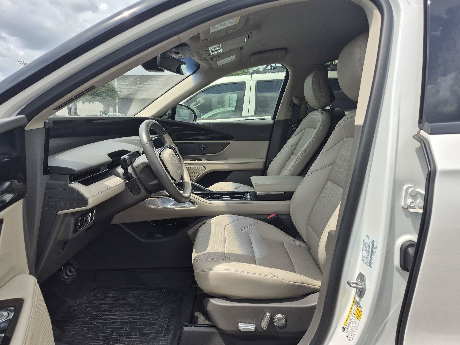Used 2024 Lincoln Nautilus Premier AWD/4WD image 2