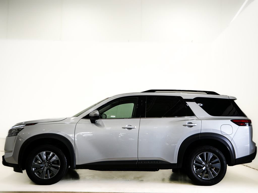 Used 2025 Nissan Pathfinder SV FWD image 5