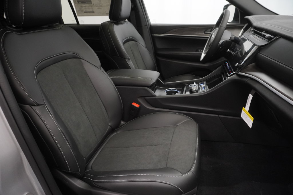 New 2026 Jeep Grand Cherokee Altitude AWD/4WD image 33