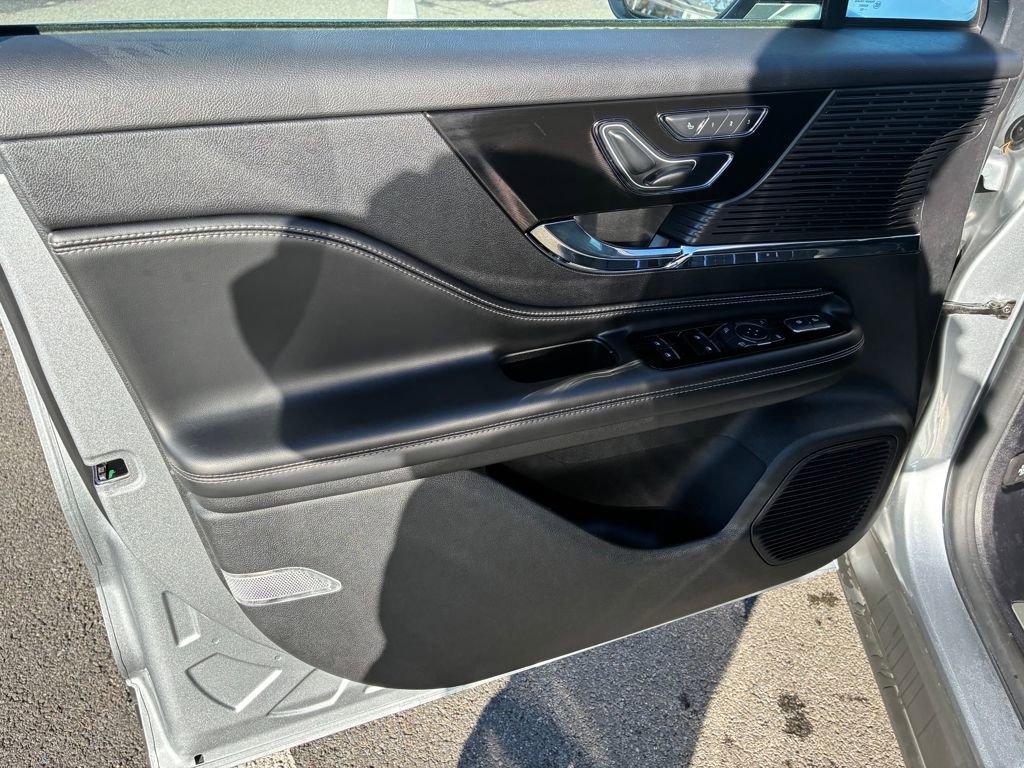 Certified 2022 Lincoln Corsair AWD w/ Equipment Group 101A image 11