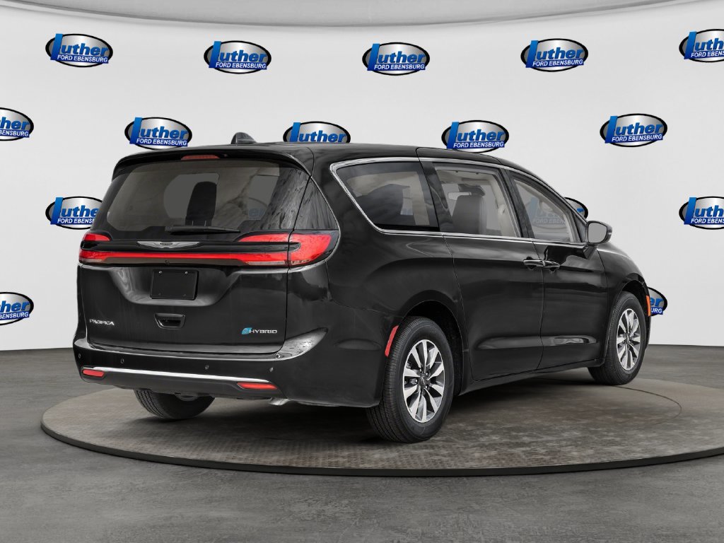 Used 2024 Chrysler Pacifica Limited FWD image 2