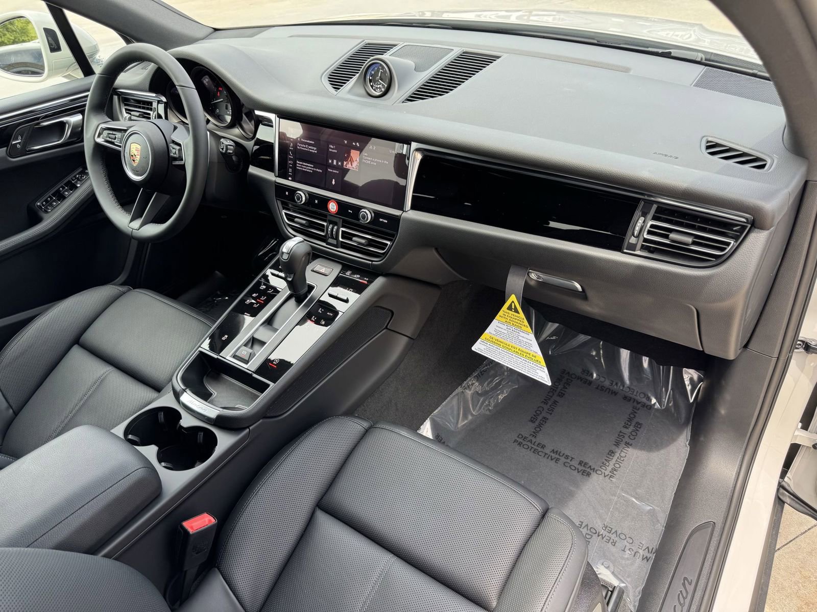 Certified 2025 Porsche Macan AWD/4WD image 31