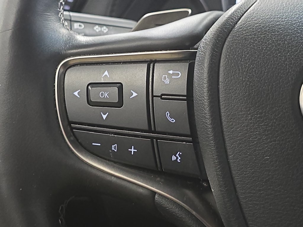 Used 2023 Lexus LS 500 w/ Accessory Package (Z2) RWD image 17