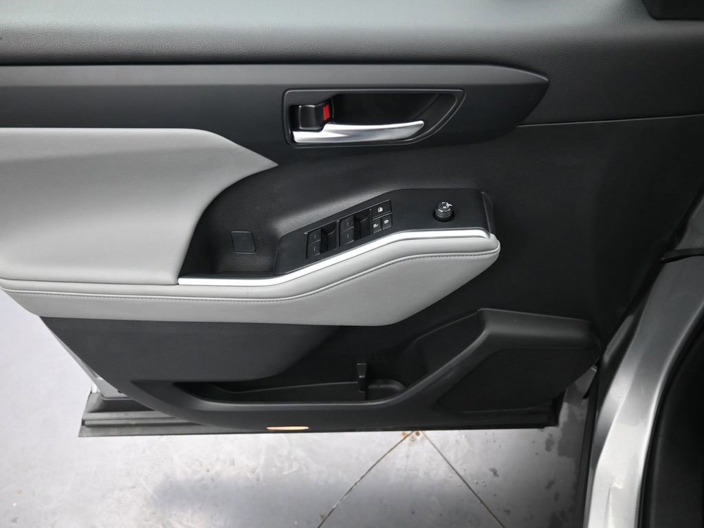 Used 2023 Toyota Highlander XLE image 28