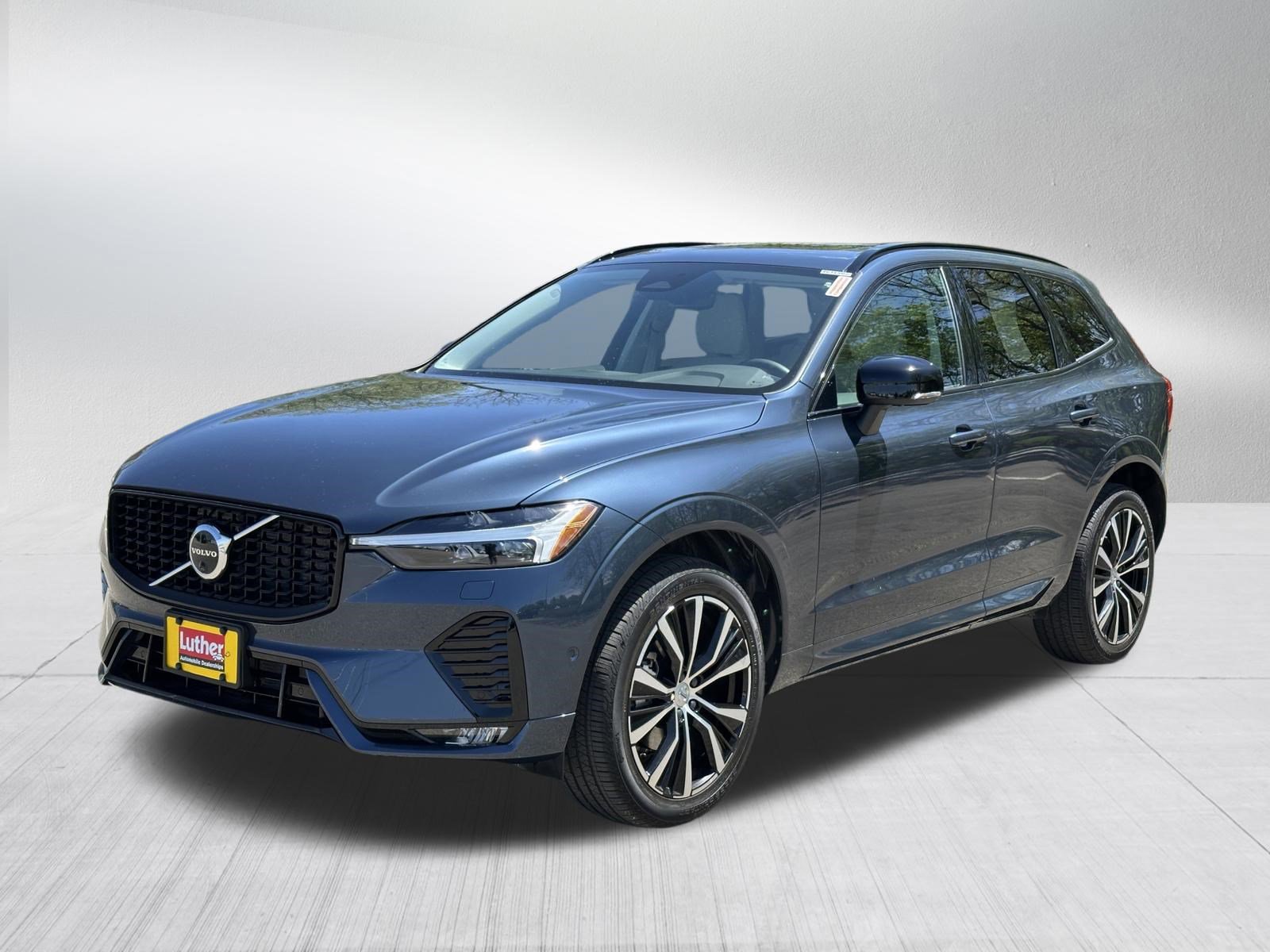 Used 2024 Volvo XC60 B5 Plus w/ Protection Package Premier AWD/4WD image 3