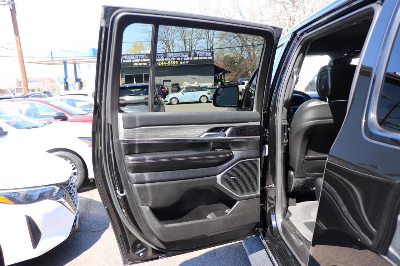 Used 2023 Jeep Wagoneer L Series II image 30