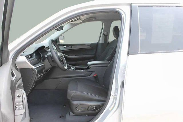 Used 2023 Jeep Grand Cherokee Laredo image 29